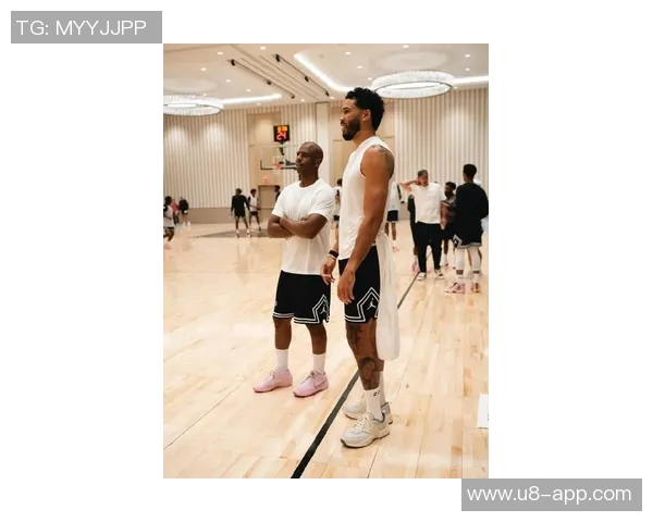 科塔赞塔图姆在场上如教练般引领队伍积极发声助力团队前行