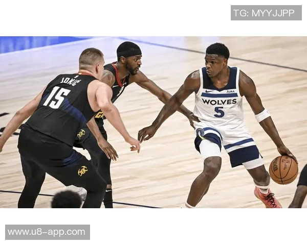 爱德华兹精准传球助攻戈贝尔轻松扣篮破包夹防守